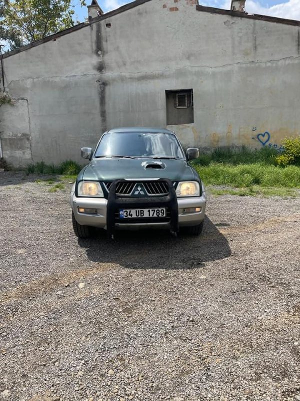 İkinci sahibinden değişensiz boyasız hasar kayıtsız 2007 model l200 magnum paket 160 bin km orjinal 415.000 TL - 34785 Sadece ön kaputta güneş yanığı vardır